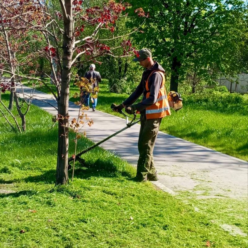 Михаил Меренков: Картина трудового дня рабочих зелёного строительства Буденновского района 29 апреля