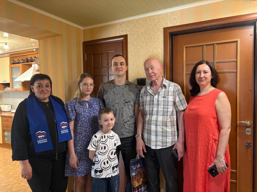 В преддверии майских праздников сотрудники Управы Ленинского внутригородского района совместно с представителем ИП Важинский навестили участников СВО