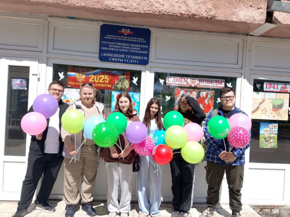 Юрий Будрин: Сегодня, 30.04.2025, в Кировском районе г. Донецка прошла акция «Встречаем Праздник Первомай», в которой приняли участие активисты «Движения Первых» ГБПОУ «Донецкий техникум сферы услуг»