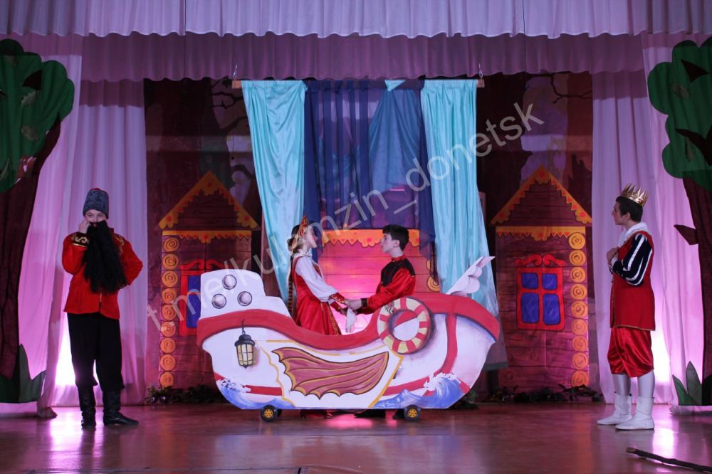 В Доме культуры им. С.М. Кирова состоялся увлекательный спектакль по мотивам сказки Александра Афанасьева «Летучий корабль»