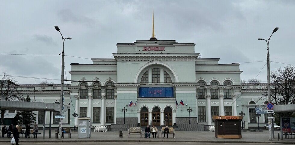 С 9 мая в Донецке возобновит работу главный ж/д вокзал