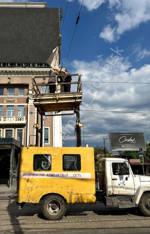 Движение трамвайного маршрута № 1 приостановлено по причине каления элементов рекламной конструкции