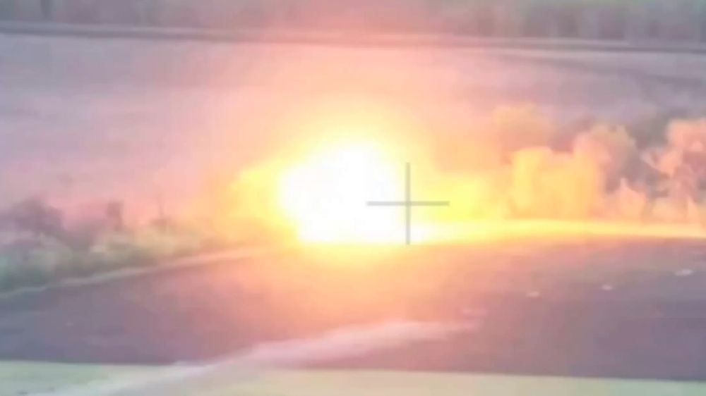 Операторы FPV-дронов сожгли MaxxPro вместе с десантом ВСУ под Богатырем