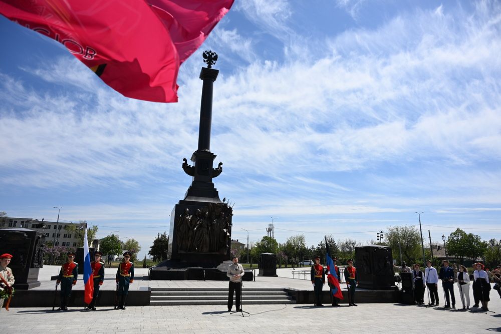 Денис Пушилин и Александр Беглов открыли в Мариуполе монумент воинской славы