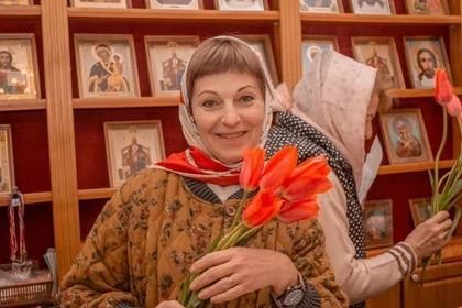 Молодежь ДНР раздала тюльпаны прихожанкам в День жен-мироносиц