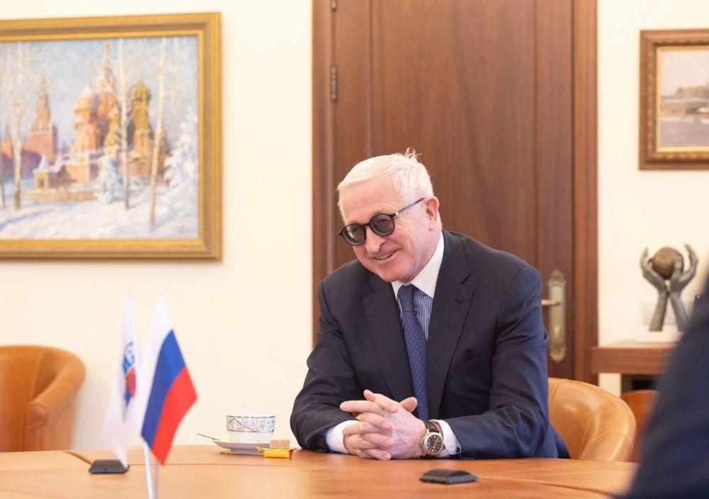 Александр Волошин: Совместно с Главой Донецкой Народной Республики Денисом Пушилиным и руководителем Комитета Народного Совета ДНР по промышленности и торговле Виктором Николаенко провели рабочую встречу с Президентом...