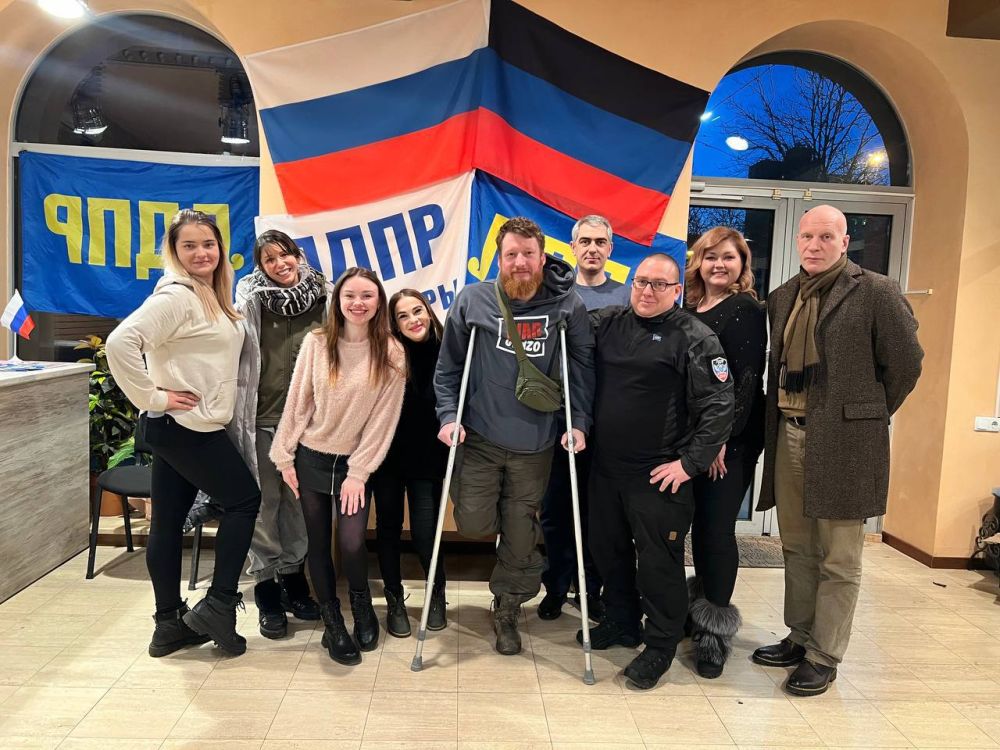 Андрей Крамар: Дорогие мастера слова, образов и печати, виртуозы красочных аллюзий и лаконичных формулировок, наследники Гутенберга и Зворыкина, несущие огонь их творений в массы!