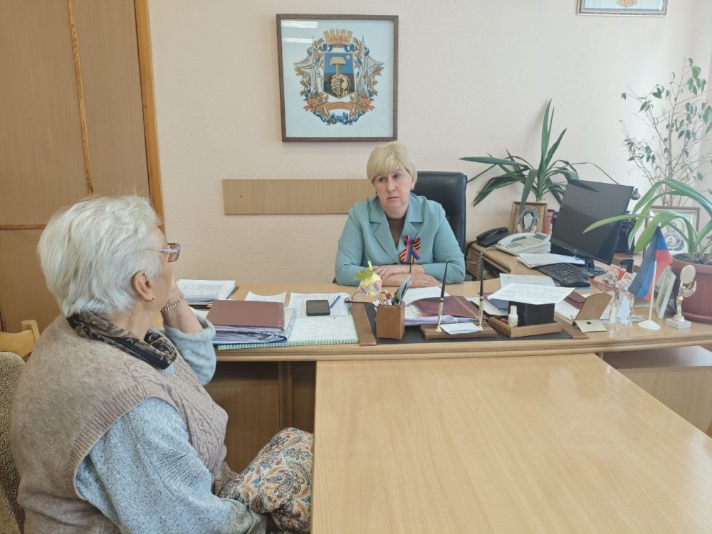 Сегодня, 28 апреля, руководитель Управы Пролетарского внутригородского район Администрации городского округа Донецк Елена Рязанцева провела личный прием граждан