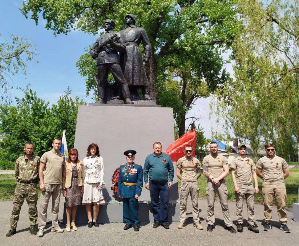 Валентин Левченко: Совместно с ветеранами Киевского района и военнослужащими, участниками СВО, почтили память героев и жертв Великой Отечественной войны у «Памятника воинам - землякам» минутой молчания