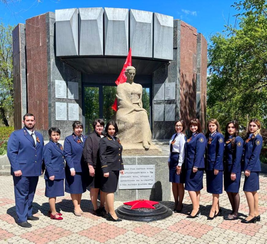 Коллектив Першотравневого районного суда Донецкой Народной Республики почтил память героев у мемориала «Вечный огонь»