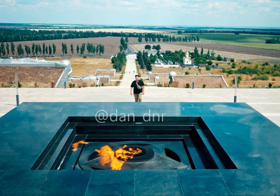 Стела и скульптура воина. Комплекс "Саур-Могила" расположен в 12 км от города Снежное