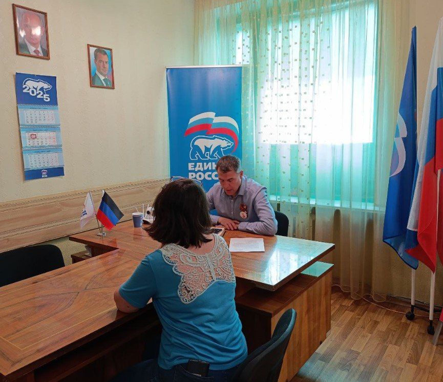 Валентин Левченко: Сегодня, в общественной приемной партии "Единая Россия" Киевского района города Донецка, депутат городского совета Виталий Калараш провел прием граждан