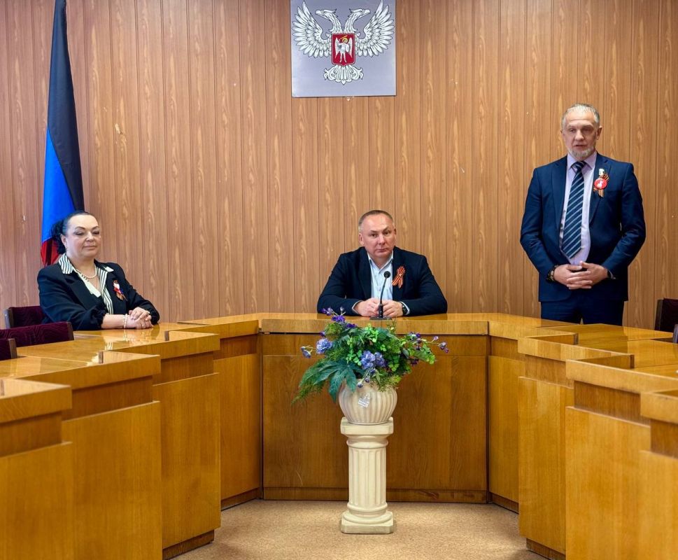 Сегодня состоялась встреча с жителями района, которую провел руководитель Управы Буденновского внутригородского района Администрации городского округа Донецк Михаил Меренков