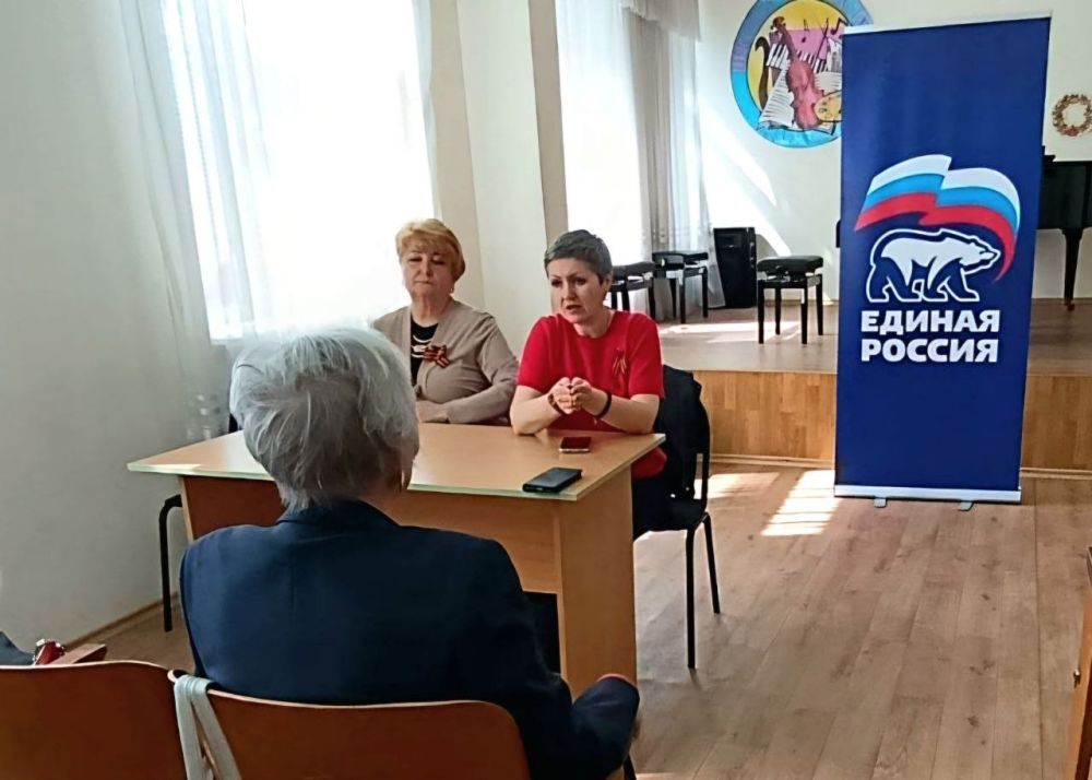 Иван Адамец: Заместитель руководителя Управы Куйбышевского внутригородского района Елена Строганова провела встречу с трудовым коллективом МБУ ДО "Школа искусств № 8 г. Донецк"