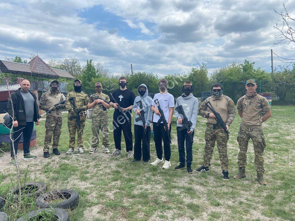 Сегодня в преддверии Дня Победы администрация городского округа Донецк организовала «Победный страйкбол»