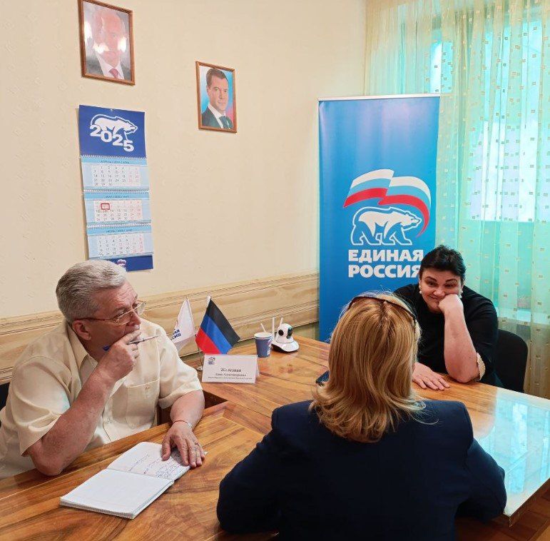 Валентин Левченко: Сегодня в общественной приемной партии "Единая Россия" Киевского района г.Донецка депутат Народного Совета Донецкой Народной Республики Анна Железная провела прием граждан