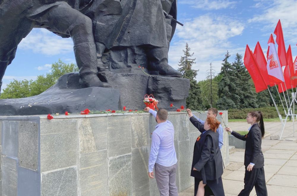 В преддверии Дня Победы, 7 мая, в городе Луганске сотрудники Управления Россельхознадзора по Донецкой Народной Республике и Луганской Народной Республике приняли участие в торжественном возложении цветов к памятнику войскам...
