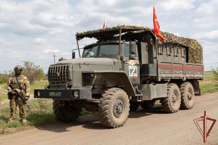 В ДНР росгвардейцы разместили на служебном транспорте и в местах несения службы символы Победы (видео)