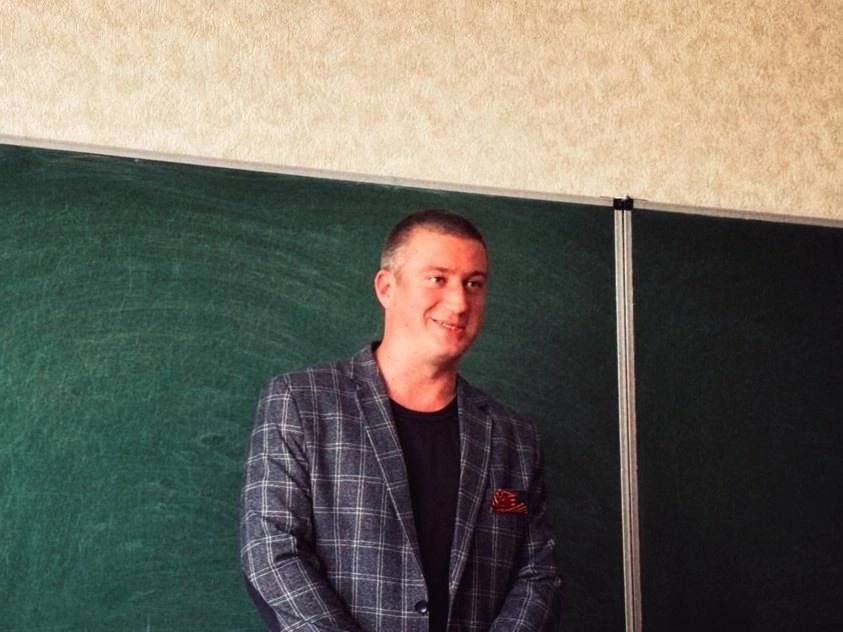 Василий Ткачук: В преддверии 9 мая, при поддержке Управы Калининского внутригородского района Администрации городского округа Донецк, ГБПОУ Донецкий педагогический колледж посетил бывший военный, участник боевых действий СВО...