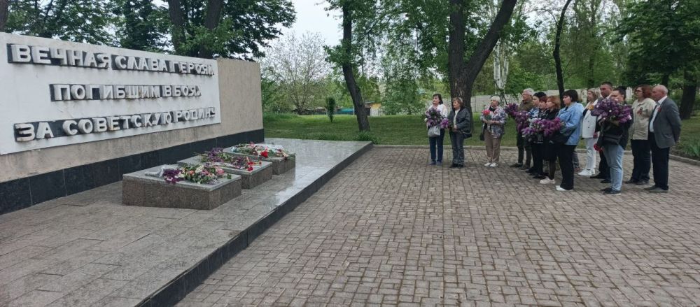 Юрий Будрин: В преддверии 80-летия Дня Победы, в Кировском районе города Донецка состоялось возложение цветов к памятным местам, посвещенным солдатам Великой Отечественной войны