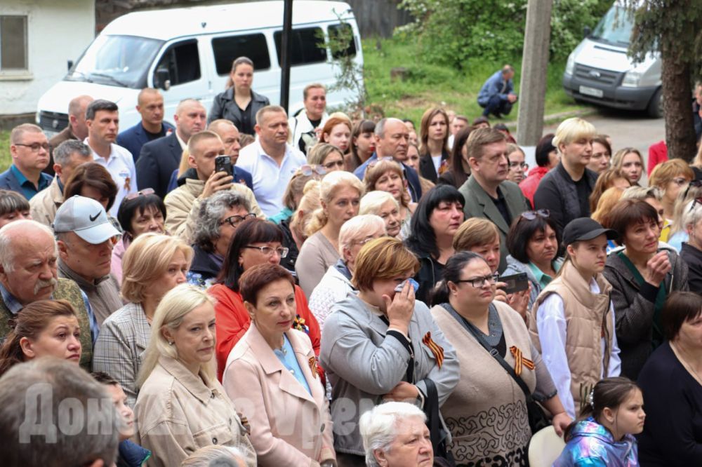 Погибшим на фронте и в тылу: в Донецке открыли “Стелу Памяти” сотрудникам “Донбасстеплоэнерго”