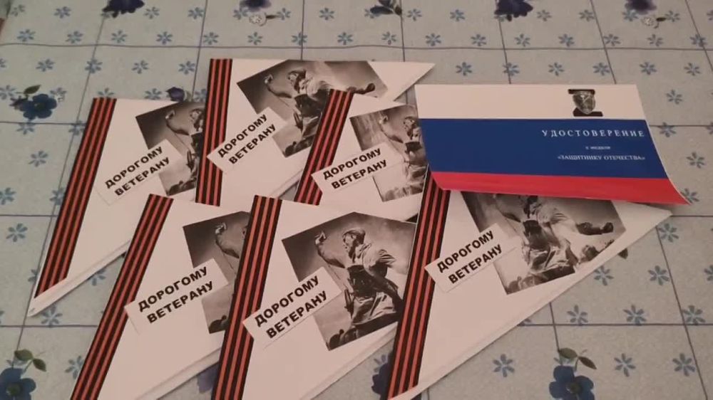 В преддверие празднования 80-летия Дня Победы министр спорта и туризма ДНР Юрий Мартынов вместе с представителями Петровского района Донецка и Юнармии навестил ветерана Великой Отечественной войны Райко Ивана Игнатьевича