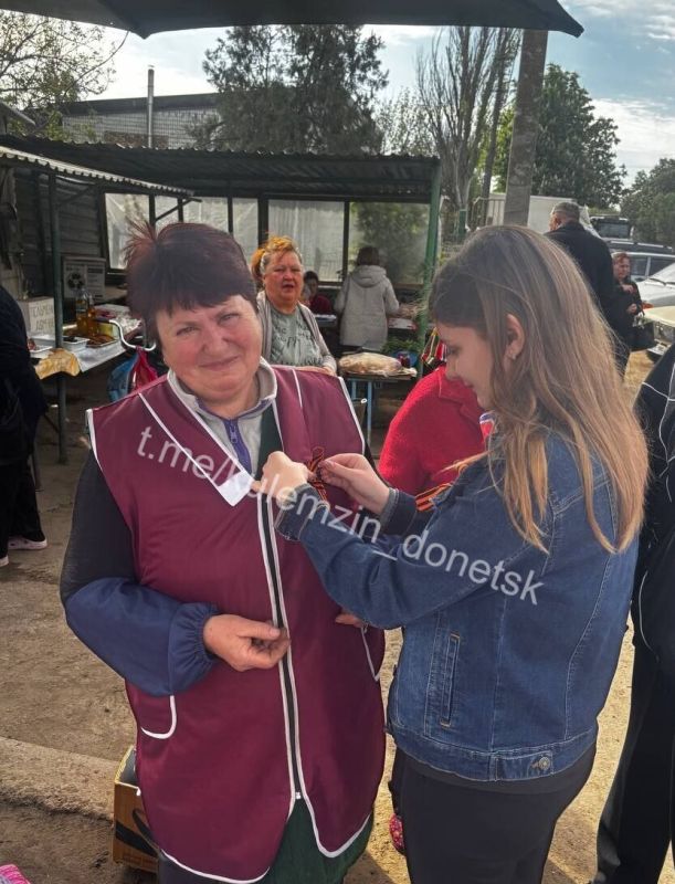 В преддверии 80-й годовщины Победы в Великой Отечественной войне в освобожденных населенных пунктах Спартак, Красногоровка и Великая Новосёлка раздавали георгиевские ленты и флажки