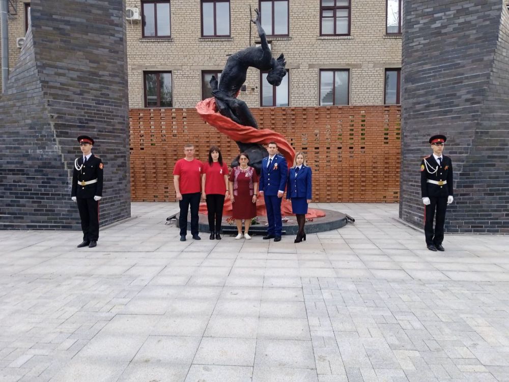 Василий Ткачук: Сегодня, 7 мая, в преддверии празднования 80-летия Победы в Великой Отечественной войне 1941-1945гг., в Калининском внутригородском районе г. Донецка состоялась акция по одновременному возложению цветов к...