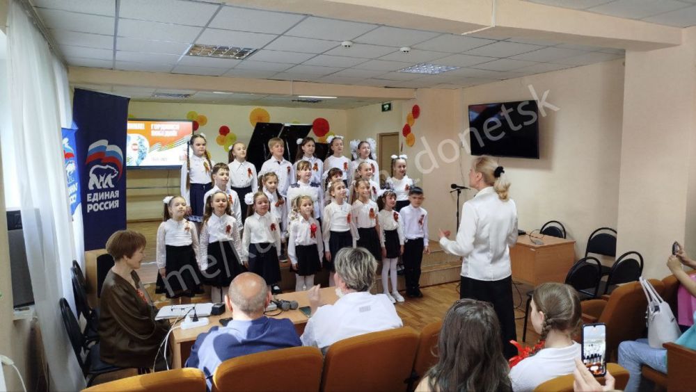 В детской музыкальной школе №4 в рамках проекта «Культура малой родины» партии «Единая Россия» состоялся праздничный концерт «Поклонимся великим тем годам»