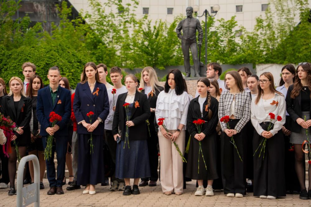 Список пополняется до сих пор: в Донецке почтили память погибших работников образования