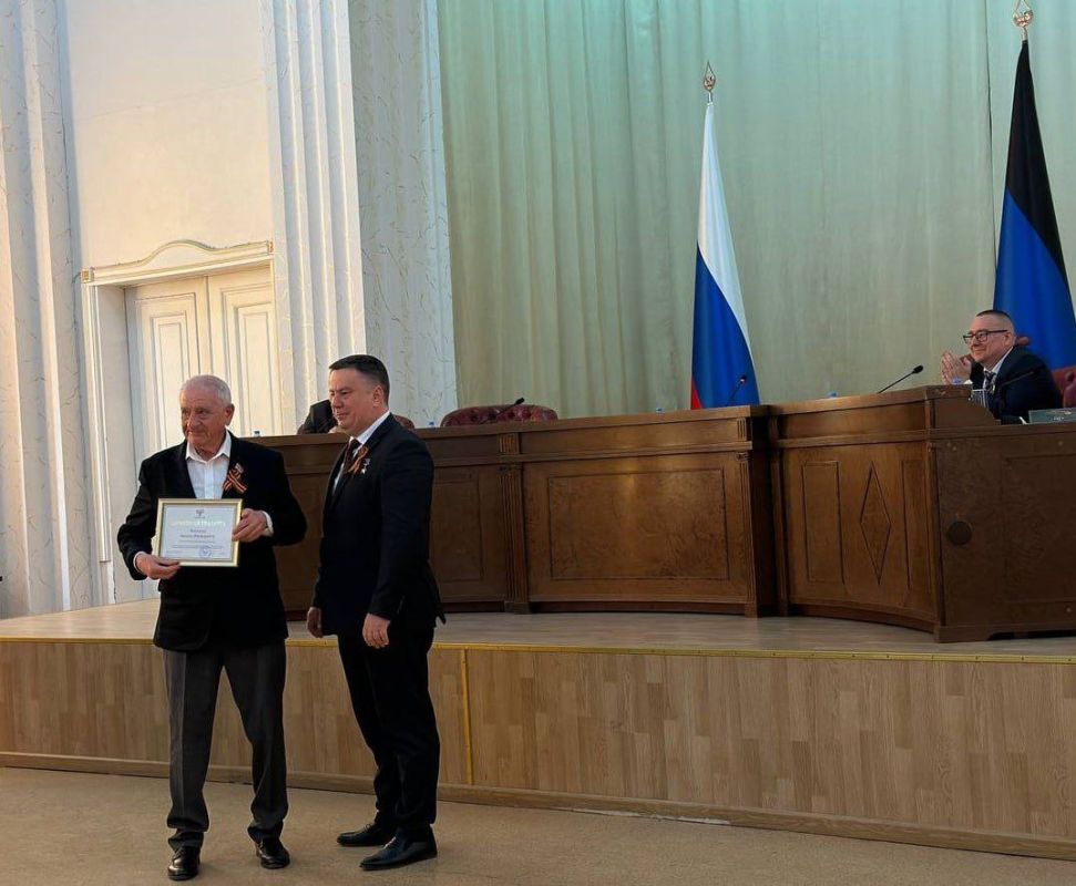 Андрей Крамар: Поздравляю нашего соратника по партии и коллегу по работе в Народном Совете ДНР, Заслуженного врача Донецкой Народной Республики Эмиля Яковлевича Фисталя