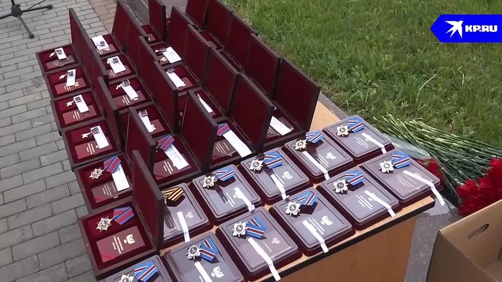 «В их глазах - отблеск силы, накопленный русскими воинами»: Денис Пушилин к 80-летию Победы вручил военнослужащим 15 Звезд Героя ДНР