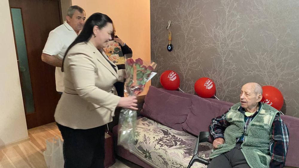 Василий Ткачук: В преддверии 80-летия Победы в Великой Отечественной войне заместитель руководителя Управы Калининского внутригородского района Вячеслав Пахущий совместно с депутатом Народного Совета ДНР Еленой Шишкиной и...