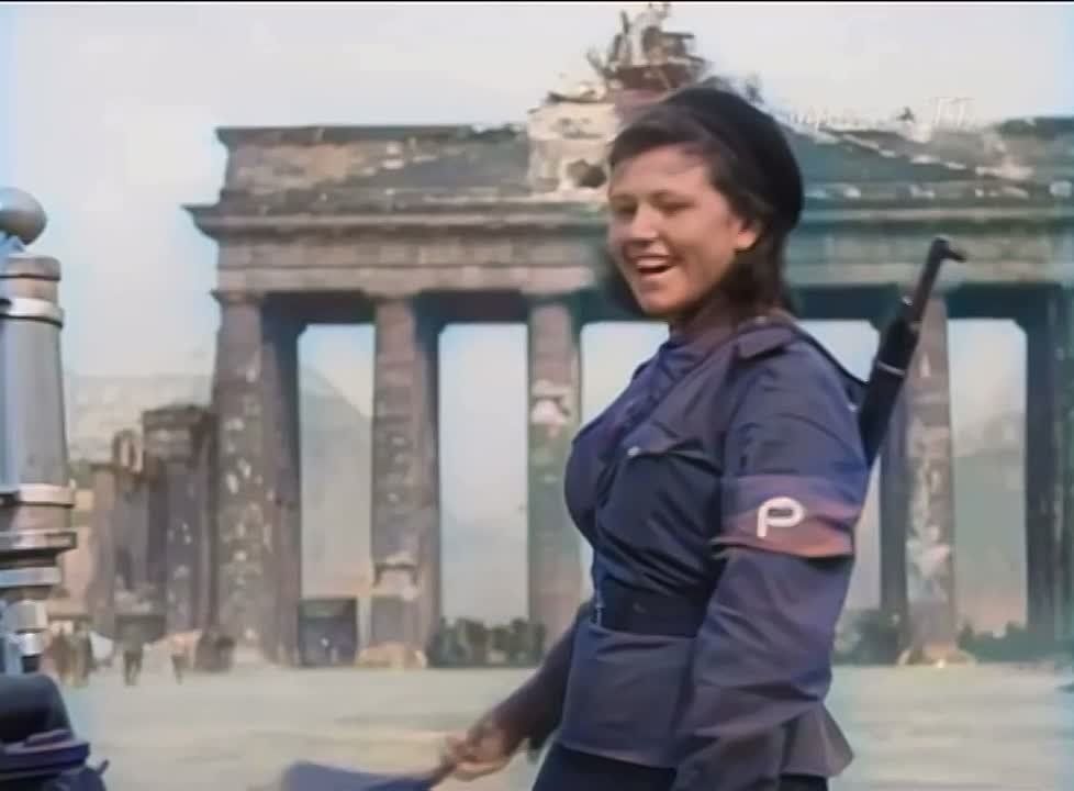 Александр Волошин: #НавстречуПобеде. Хозяйка Бранденбургских ворот: история военной регулировщицы, ставшей символом Победы