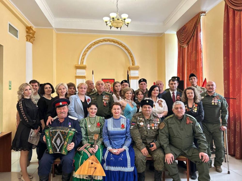 Сегодня, 8 мая, в зале Харцызского Дворца культуры состоялось торжественное мероприятие посвященное 80-летию Великой Победы организованное Боевым Братством г. Харцызска во главе с руководителем Сержиком Мхеяном