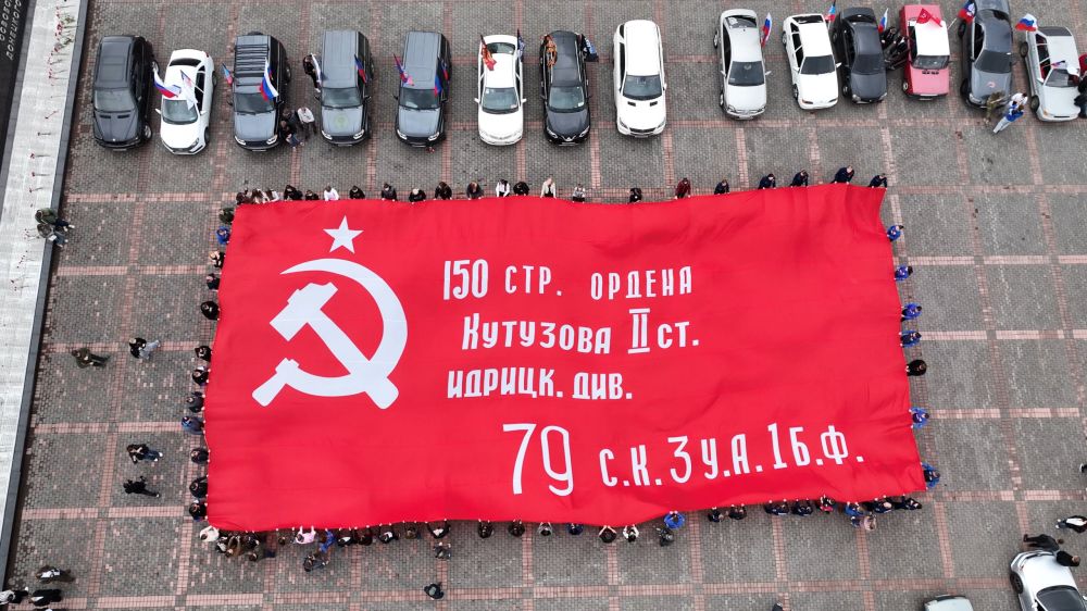 Кирилл Макаров: В Донецке и Мариуполе молодежь развернула Знамя Победы — 450 м в честь подвига предков