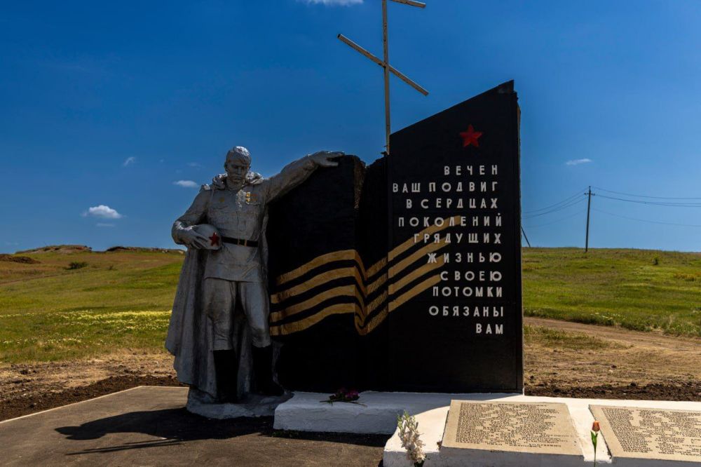 В преддверии 80-летия Победы в Великой Отечественной войне сотрудники компании «Мостовик» высадили хвойную аллею у Памятника погибшим землякам в с. Васильевка