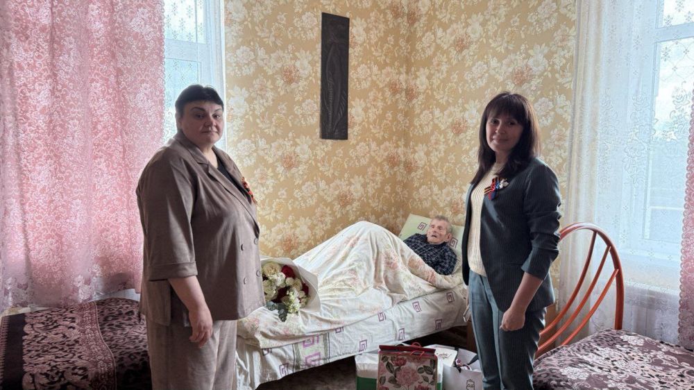 Василий Ткачук: В преддверии 80-летия Победы в Великой Отечественной войне руководитель Управы Калининского внутригородского района Елена Синецкая совместно с депутатом Народного Совета ДНР Анной Железной поздравили жителя...