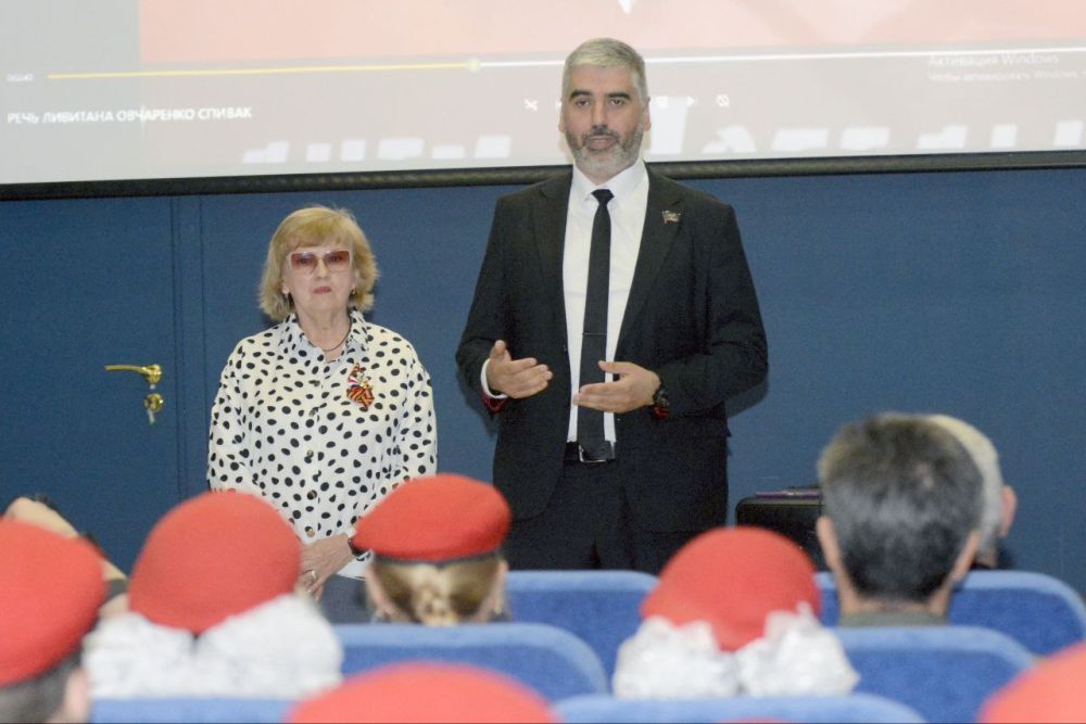 Заместитель Председателя Народного Совета ДНР (фракция «Новые люди») Алексей Дорофеев вместе с юнармейцами Республики посетил открытие выставки «Оружие победы» в военно-историческом музее Великой Отечественной войны в Донецке