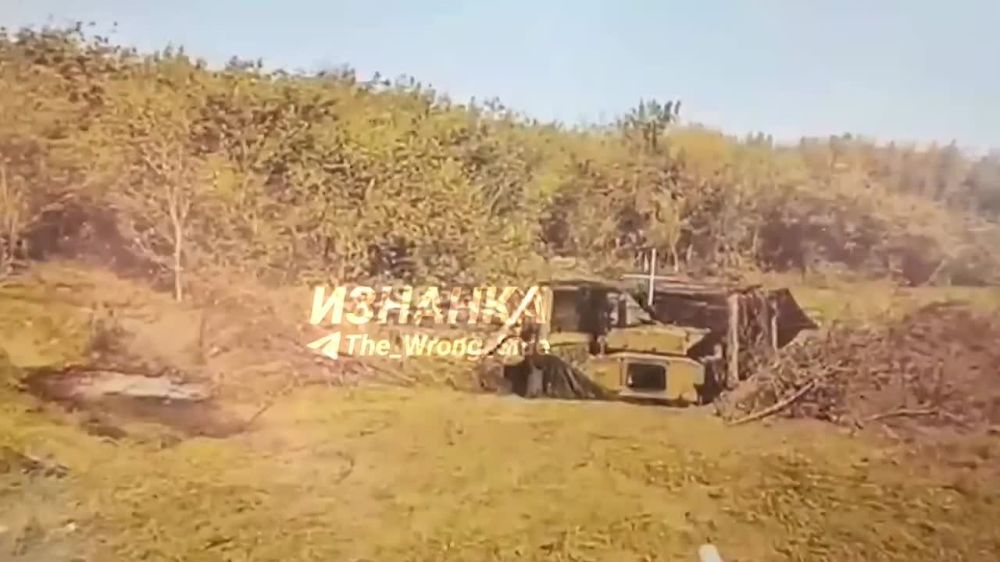 Артиллеристы и дроноводы из спецназа группировки войск «Восток» уничтожают замаскированную вражескую 2С1 «Гвоздика» в селе Новоукраинка на Южно-Донецком направлении