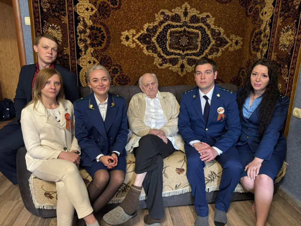 Василий Ткачук: Сегодня, 8 мая, в преддверии 80-летия Победы в Великой Отечественной войне сотрудники Прокуратуры Калининского района поздравили ветерана Геннадия Александровича Пяткина и пожелали крепкого здоровья, мирного...