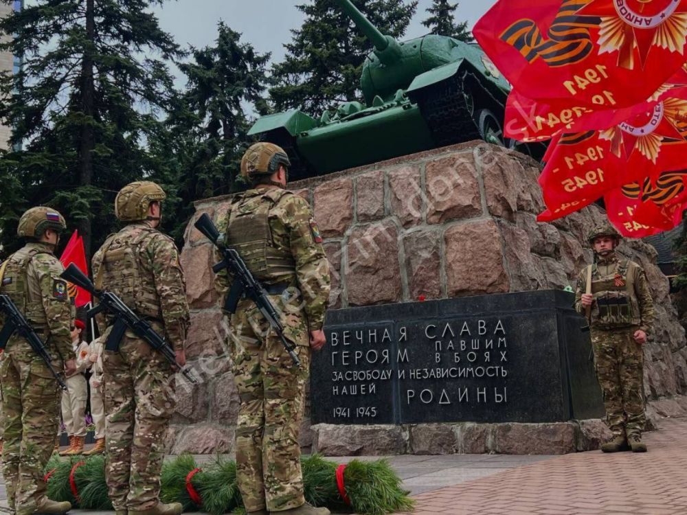 Алексей Кулемзин: Сегодня в Ворошиловском районе прошло торжественное возложение цветов к памятникам К.А. Гурову и Ф.А. Гринкевичу, приуроченное к 80-летию Великой Победы