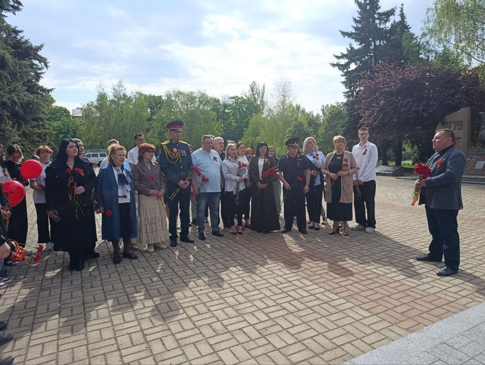 В Донецке полицейские вместе со школьниками возложили цветы к памятнику воинам Советской Армии