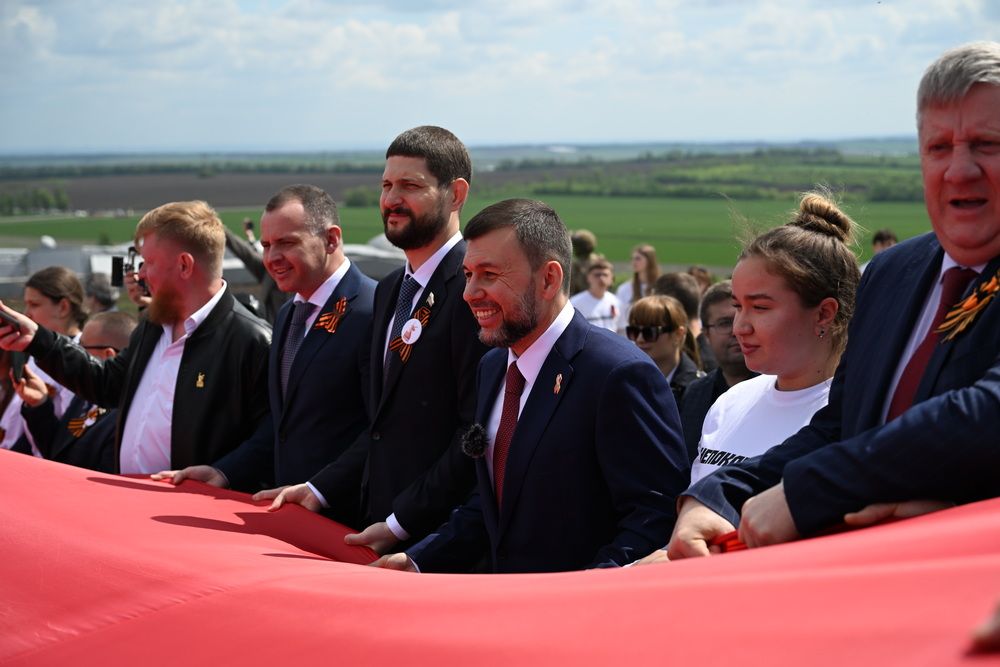 Денис Пушилин принял участие в разворачивании самой большой в мире копии Знамени Победы