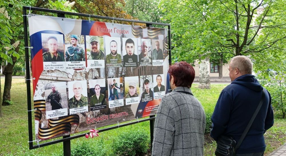Наталья Бегуненко: Для увековечивания памяти петровчан, погибших в ходе специальной военной операции, стоявших на защите Донецкой Народной Республики с 2014 года, в Петровском районе на площади Победы установлена «Аллея...