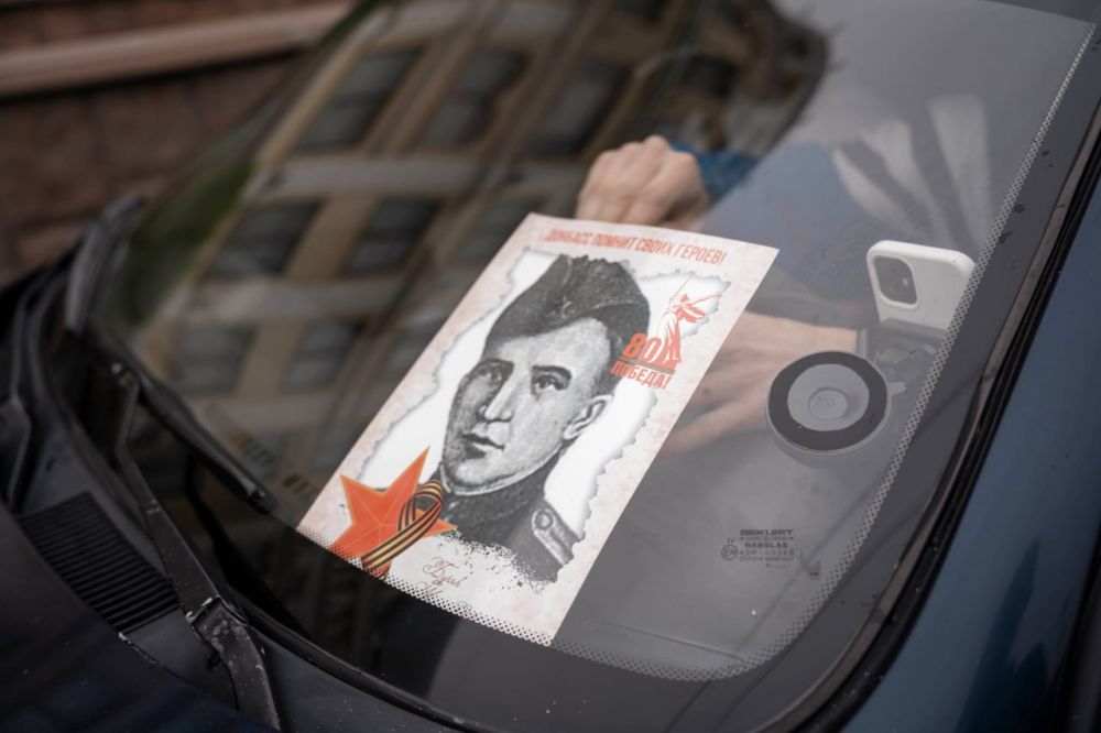 "Бессмертный автополк": донецкие водители разместили на своих машинах фото Героев войны