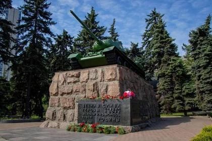 В День Победы в Донецке возложили цветы к памятнику Францу Гринкевичу