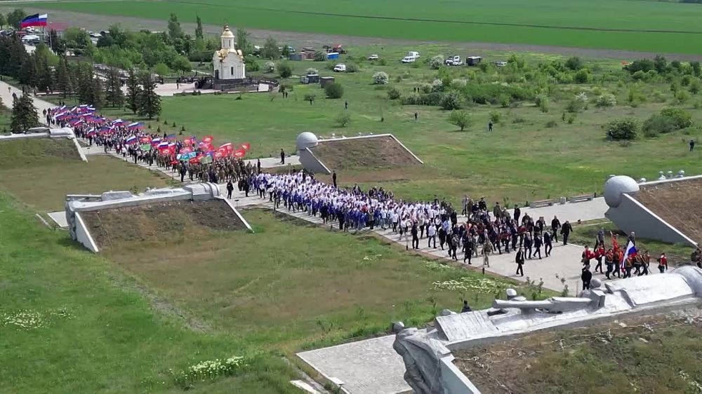 Денис Пушилин: Развернули на легендарной высоте Саур-Могила самое большое в мире Знамя Победы в рамках российско-белорусской экспедиции «Непокоренные»