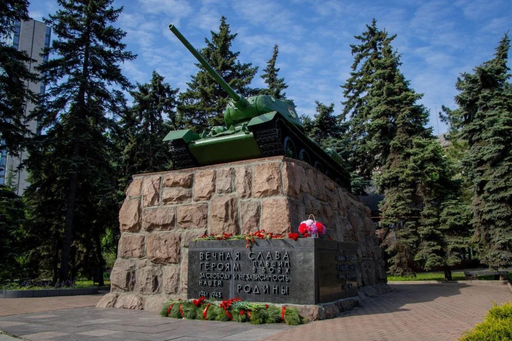 Алексей Дорофеев: Сегодня, 9 мая, в Донецке у памятника Францу Андреевичу Гринкевичу прошла церемония возложения цветов