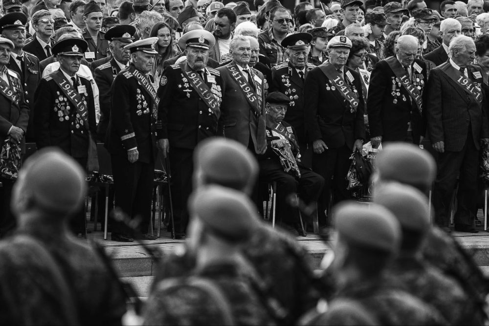 Денис Григорюк: Ветераны Великой Отечественной войны на военном параде Победы в Донецке во время минуты молчания по погибшим за годы ВОВ